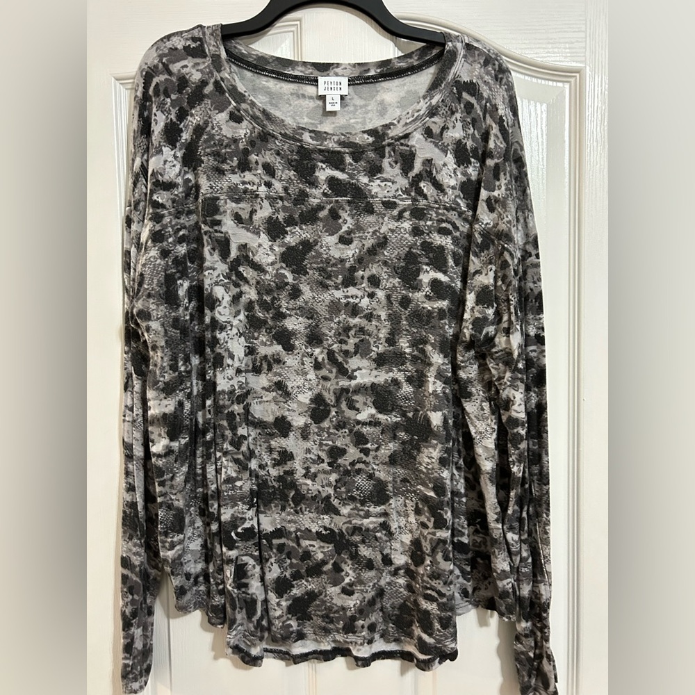 Patterned Long Sleeve Top in Black and Gray